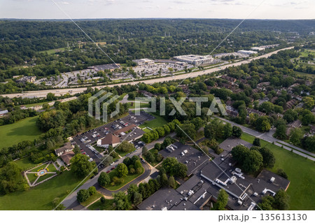 A view of a residential area with a large building in the middle. Chesterbrook, Pensilvania. USA 135613130