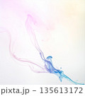 パステルカラーのインクが漂う柔らかな抽象背景 135613172