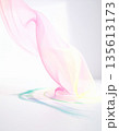 パステルカラーのインクが漂う柔らかな抽象背景 135613173
