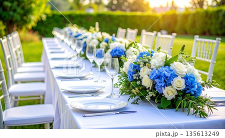 ブライダルパーティーのテーブル、テーブルセットと青い薔薇 135613249