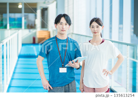 スポーツジムでトレーナーとトレーニーの男女。撮影協力：「スポーツクラブ&サウナスパ ルネサンス 幕張 135613254