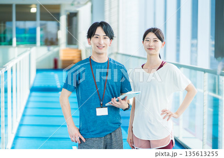 スポーツジムでトレーナーとトレーニーの男女。撮影協力：「スポーツクラブ&サウナスパ ルネサンス 幕張 135613255