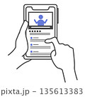 インフルエンサーの動画をみるスマートフォン 135613383