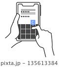 スマートフォンで文章を打ち込むイラスト 135613384