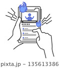 炎上し、非難されるインフルエンサーの動画を閲覧するスマートフォン 135613386