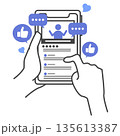 高評価でファンに愛されているインフルエンサーの動画を見るスマートフォン 135613387