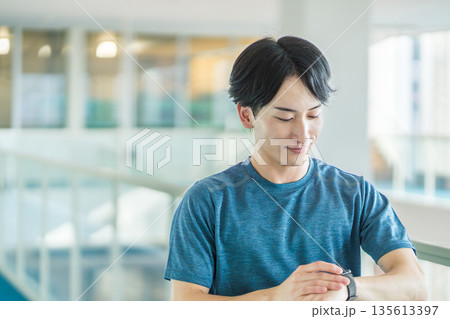 スポーツジムで運動する男性。撮影協力：「スポーツクラブ&サウナスパ ルネサンス 幕張24」 135613397