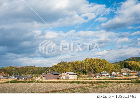 冬の明日香村田園風景　奈良県 135613463