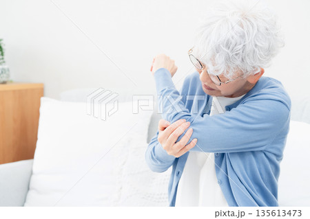 肘が痛いシニア女性 肘が痛いシニア女性 135613473