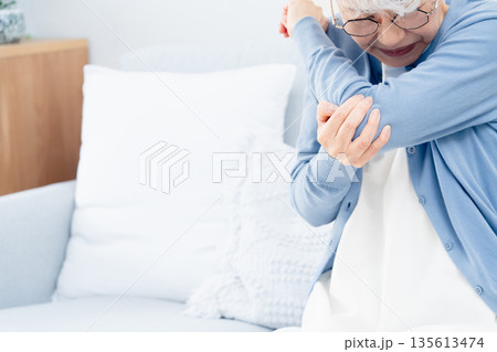肘が痛いシニア女性 肘が痛いシニア女性 135613474