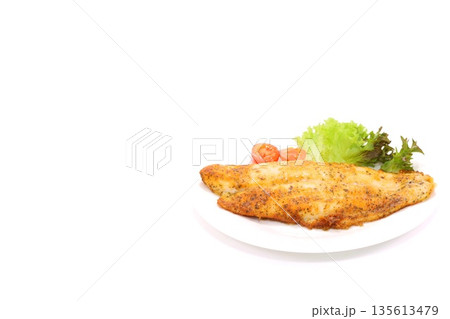 白身魚のムニエル　魚料理　パンガシウス　明るい背景 135613479