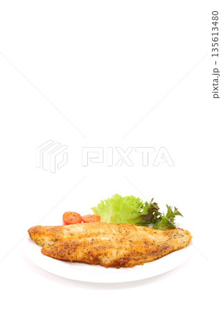 白身魚のムニエル　魚料理　パンガシウス　明るい背景 135613480