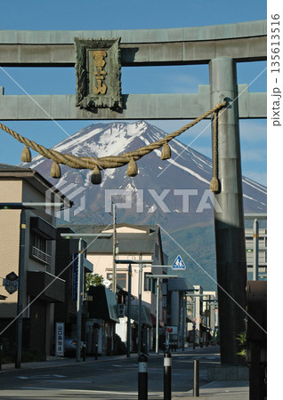 富士吉田市の金鳥居の中から見る初夏の富士山 富士吉田市の金鳥居の中から見る初夏の富士山 135613516