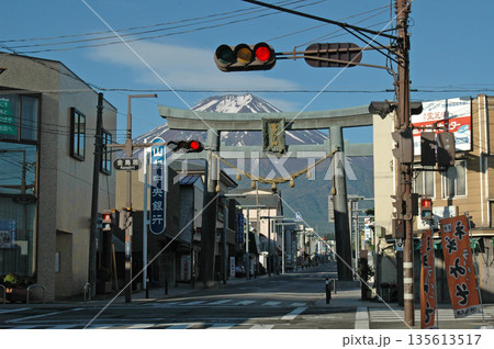 富士吉田市の金鳥居越しに見る初夏の富士山 富士吉田市の金鳥居越しに見る初夏の富士山 135613517