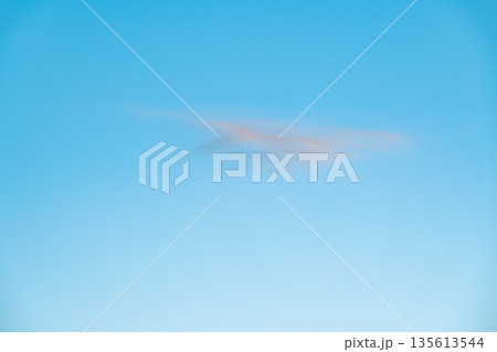 雲が薄く浮かぶ午後の青空　b-4 ライトカラー 135613544