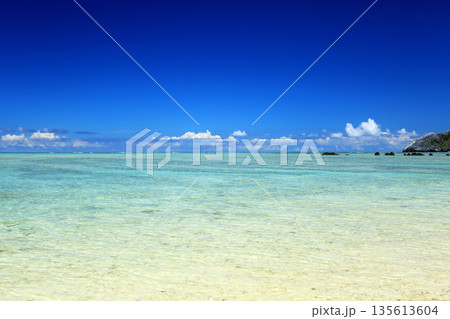 沖縄 渡名喜島の風景 あがり浜 アンジェーラ浜 沖縄 渡名喜島の風景 あがり浜 アンジェーラ浜 135613604