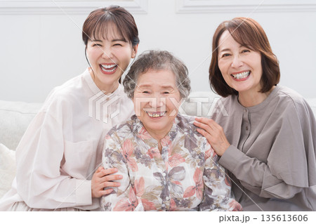 笑顔の女性三世代家族 笑顔の女性三世代家族 135613606