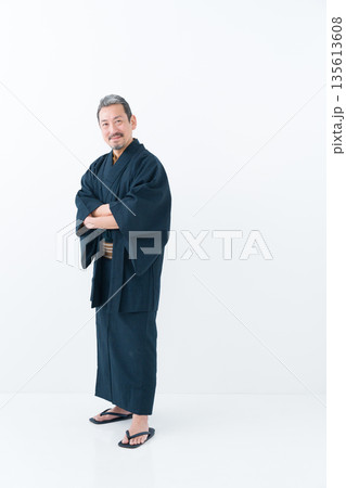 着物を着た男性 135613608