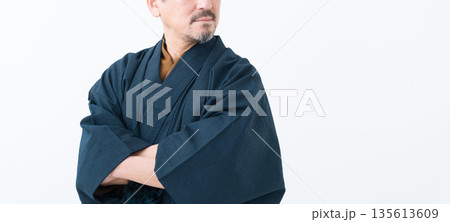 着物を着た男性 135613609