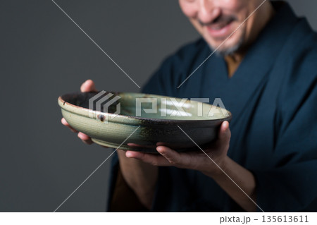 皿を持つ陶芸家の男性 135613611