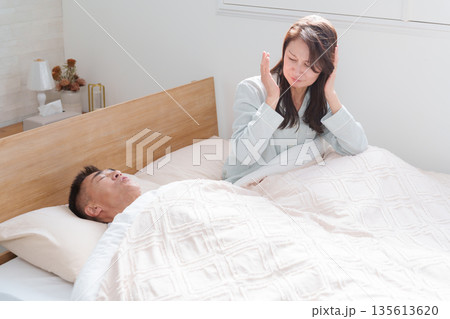 いびきや歯ぎしりがうるさいシニア男性 いびきや歯ぎしりがうるさいシニア男性 135613620