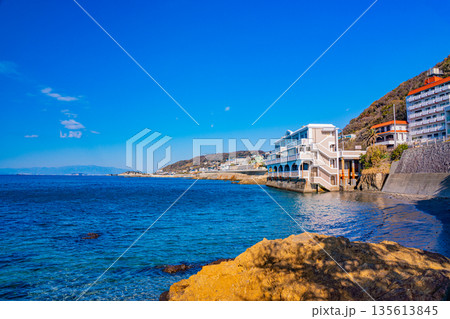 （神奈川県）三浦半島・秋谷の海岸線 135613845