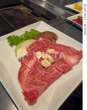 サーロインステーキ 鉄板焼き お肉 焼く前 サーロインステーキ 鉄板焼き お肉 焼く前 135614376