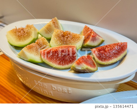 皿に乗ったカットいちじく イチジク 無花果 皿に乗ったカットいちじく イチジク 無花果 135614471