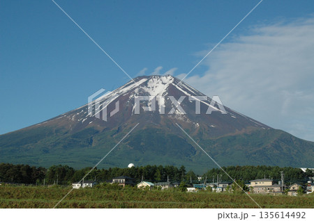 富士吉田市農村公園から見る白いレーダードームと八の字に裾が広がる初夏の富士山 135614492