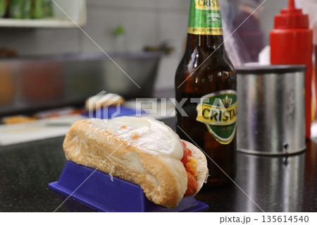 チリの国民食ホットドッグ 135614540