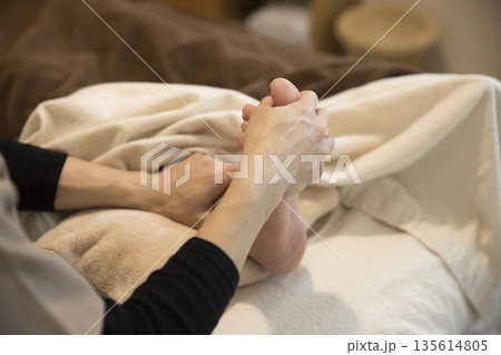 エステ　足裏マッサージイメージ 135614805