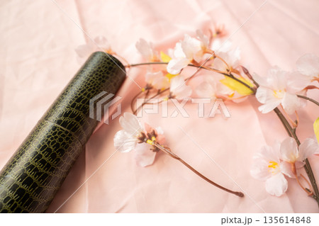 桜の花びらと卒業証書 桜の花びらと卒業証書 135614848