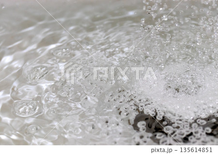 しぶきを上げて流れ落ちる水 135614851