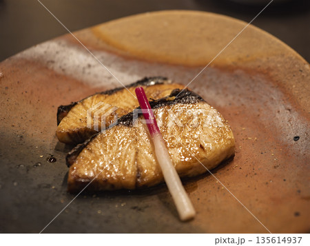 脂が乗った絶品！香ばしいカンパチの照り焼きと彩りのはじかみ 135614937