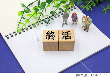終活について考える高齢者 終活について考える高齢者 135614939