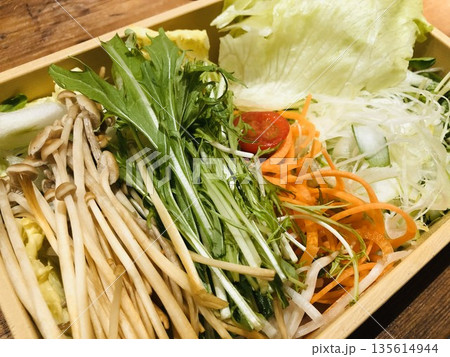 木箱に入れられた新鮮なカット野菜　レタス　人参　水菜　えのきだけ　 135614944