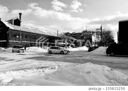 「札幌ファクトリー」をバックに雪が積もった1月の札幌中央区北3東3「白黒」 135615250