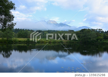 朝の妙高山といもり池 朝の妙高山といもり池 135615298
