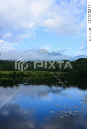 朝の妙高山といもり池 朝の妙高山といもり池 135615299