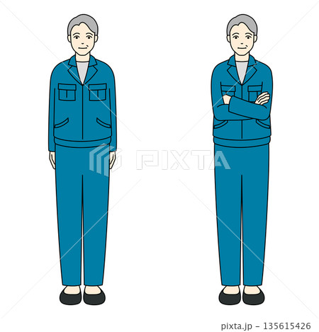 上下作業服で直立と腕組みをするシニア男性の全身 135615426