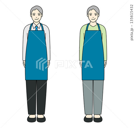 青いエプロンを着用した清潔感のあるシニア男性 135615432