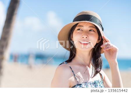 バケーションを楽しんでる若い女性。 135615442
