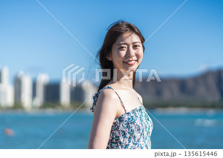 バケーションを楽しんでる若い女性。 135615446