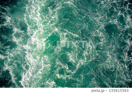 船の後ろから見た波立つ海の景色 135615563