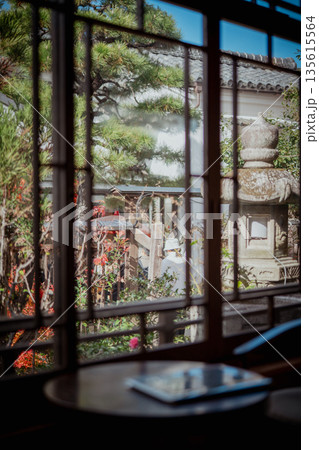 ガラス越しに見る京都のお庭の景色 ガラス越しに見る京都のお庭の景色 135615564
