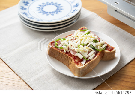 オーブントースターでピザトーストを焼く 焼く前 オーブントースターでピザトーストを焼く 焼く前 135615797