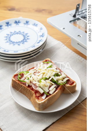 オーブントースターでピザトーストを焼く　焼く前 135615798