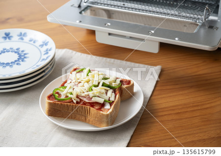 オーブントースターでピザトーストを焼く 焼く前 オーブントースターでピザトーストを焼く 焼く前 135615799