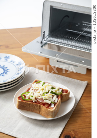 オーブントースターでピザトーストを焼く　焼く前 135615800