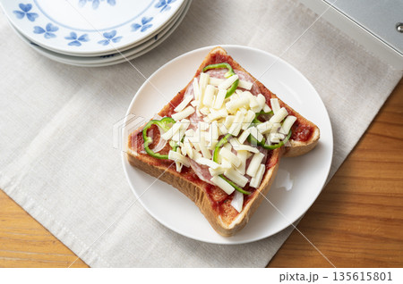 オーブントースターでピザトーストを焼く　焼く前 135615801